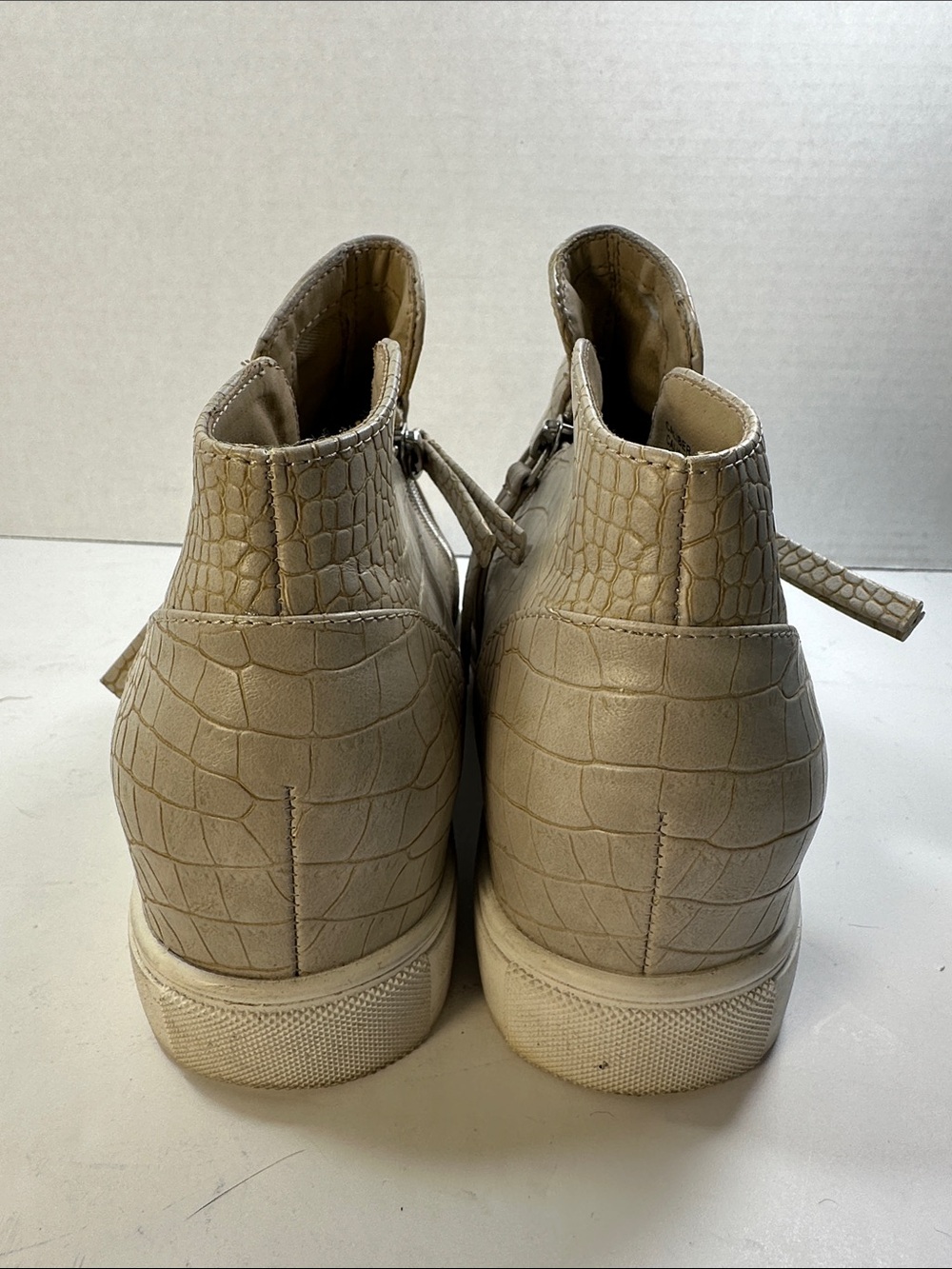 Steve Madden Women’s Beige Croc-Embossed Zip Sneaker Boot Size 8 - Picture 5 of 9